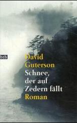 Schnee, der auf Zedern fällt