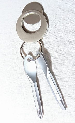 Schlüsselanhänger aus Metall - Mit Chip und 2 Schraubenziehern
