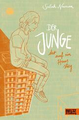 Der Junge, der auf ein Haus stieg