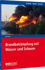 Brandbek&auml;mpfung mit Wasser und Schaum