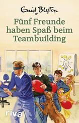 F&uuml;nf Freunde haben Spa&szlig; beim Teambuilding