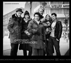 Alexander von Reiswitz: Catching Strangers. The Family Constellation Project - Inszenierte Porträts & Geschichten über F