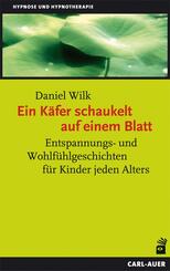 Ein K&auml;fer schaukelt auf einem Blatt